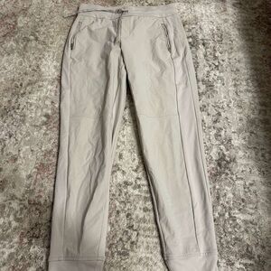 Athleta Headlands Hybrid Trek Jogger in beige
Size 6